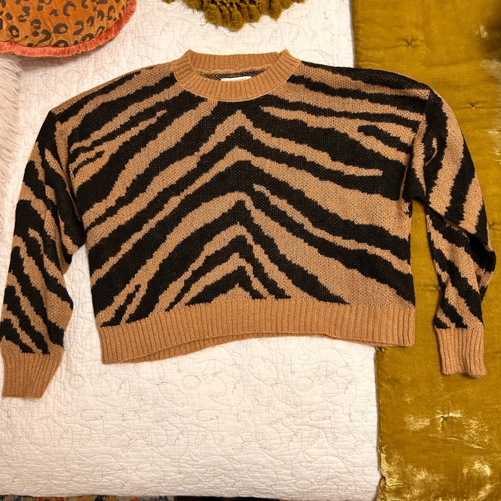 Xs tiger stripes sweater EUC